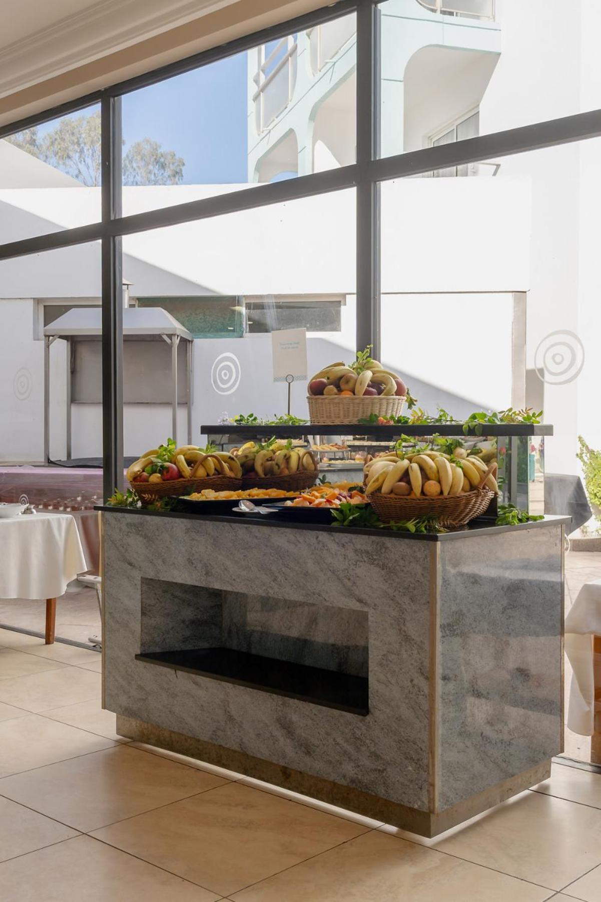 Tui Suneo Kenzi Europa Agadir Exterior foto A buffet at a hotel