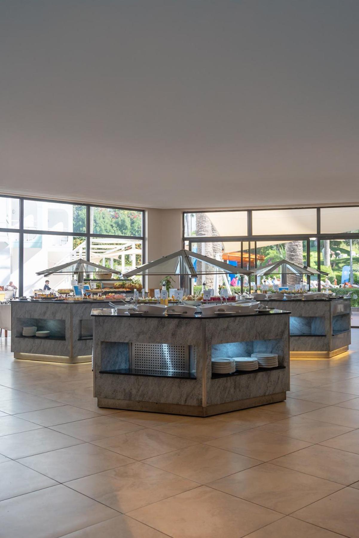 Tui Suneo Kenzi Europa Agadir Exterior foto A buffet at a hotel