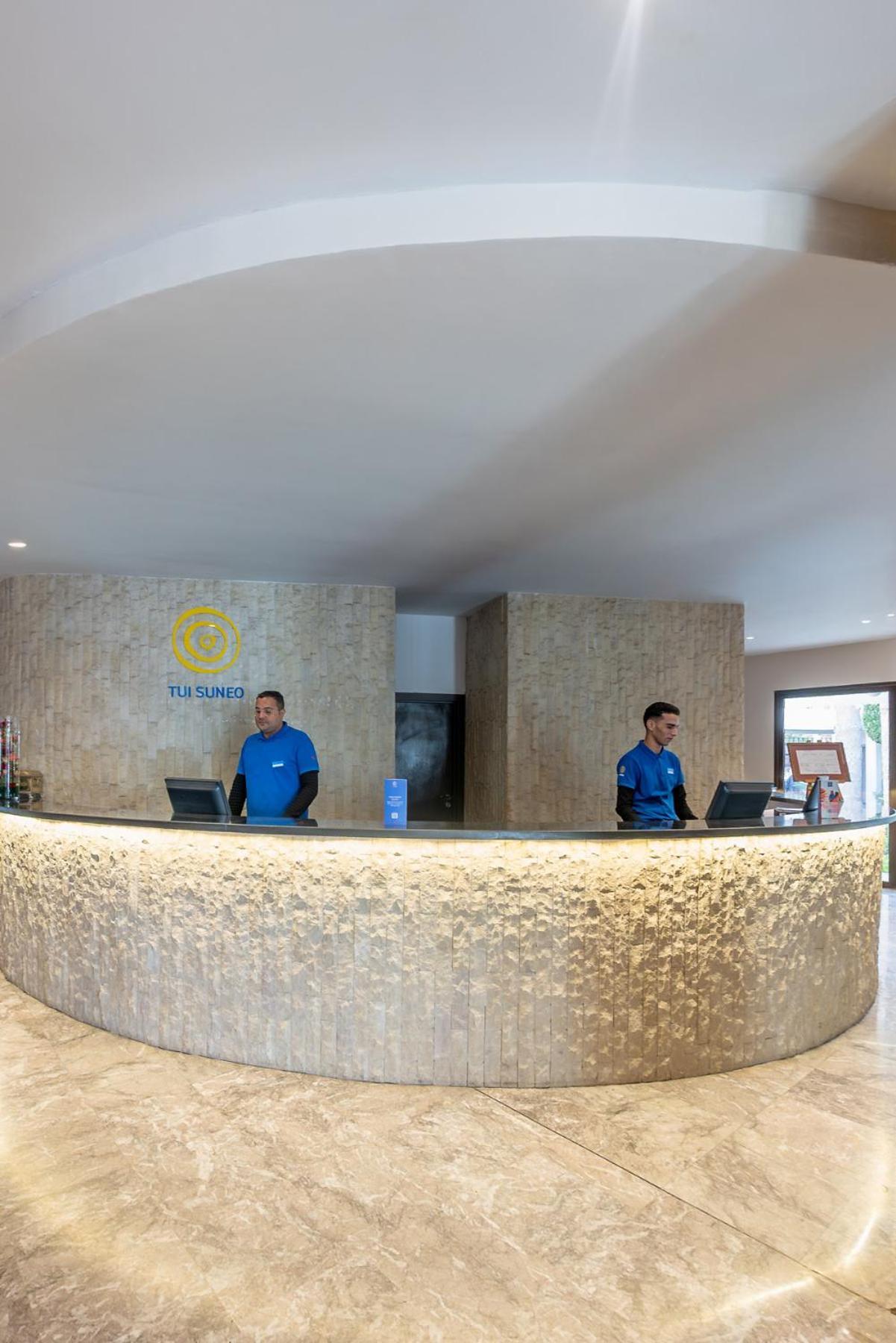 Tui Suneo Kenzi Europa Agadir Exterior foto Reception desk at the airport