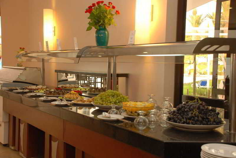 Tui Suneo Kenzi Europa Agadir Exterior foto A buffet at a hotel